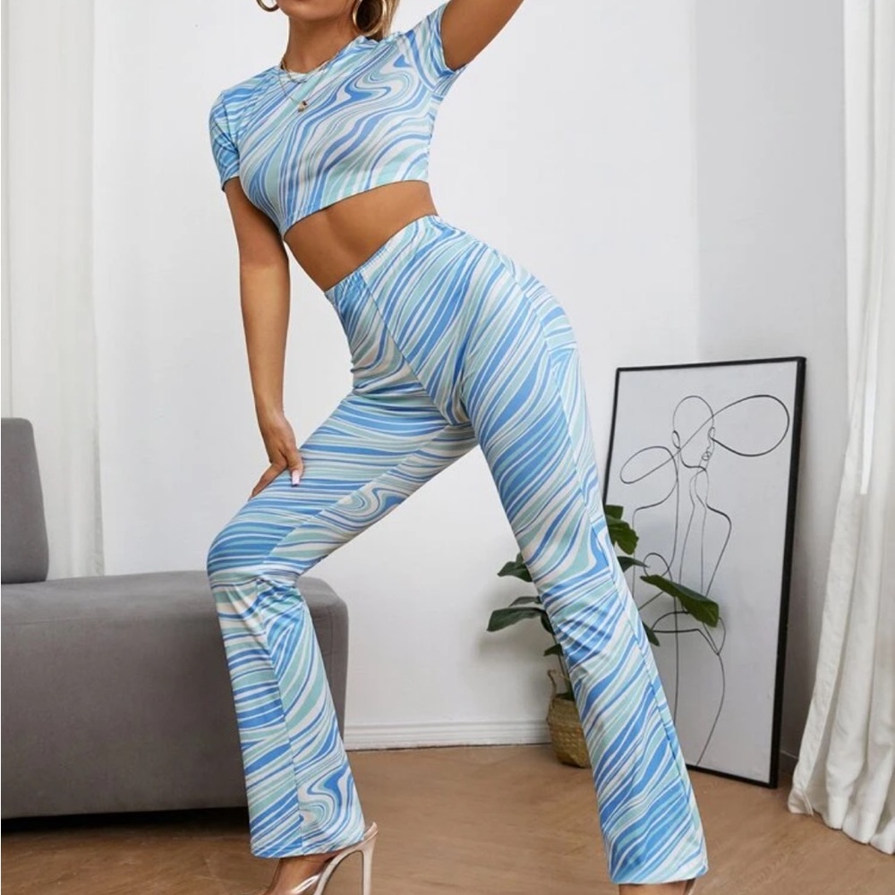 **NEVER WORN** Marble stripe Print Crop Tee & Pants two piece set size medium
